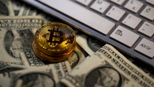 Bitcoin falls below 6000 dolar